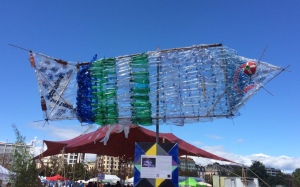 Muovipulloista tehty kala kiilteli kauniisti auringossa. / A fish made entirely out of plastic bottles.